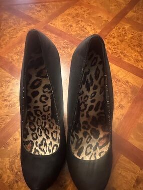 Black Women's Heeled Pumps with Leopard-Print Insole